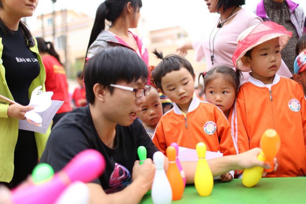 Volunteers visited residents in Yunnan urban villages