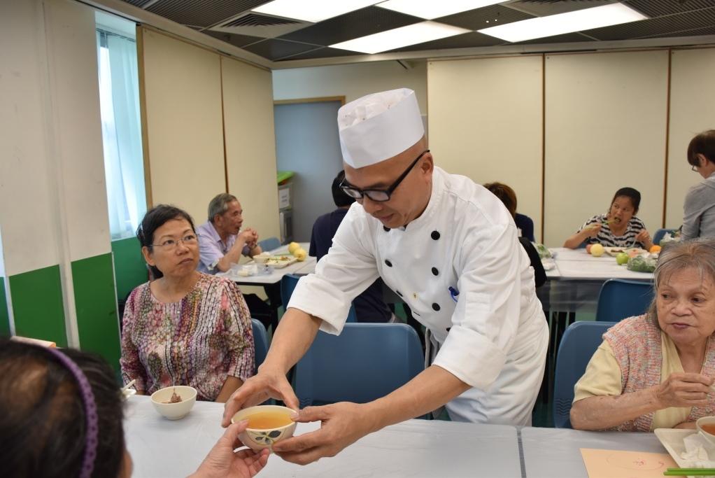 香港君悅酒店大廚到深水埗飯堂為長者烹調美食