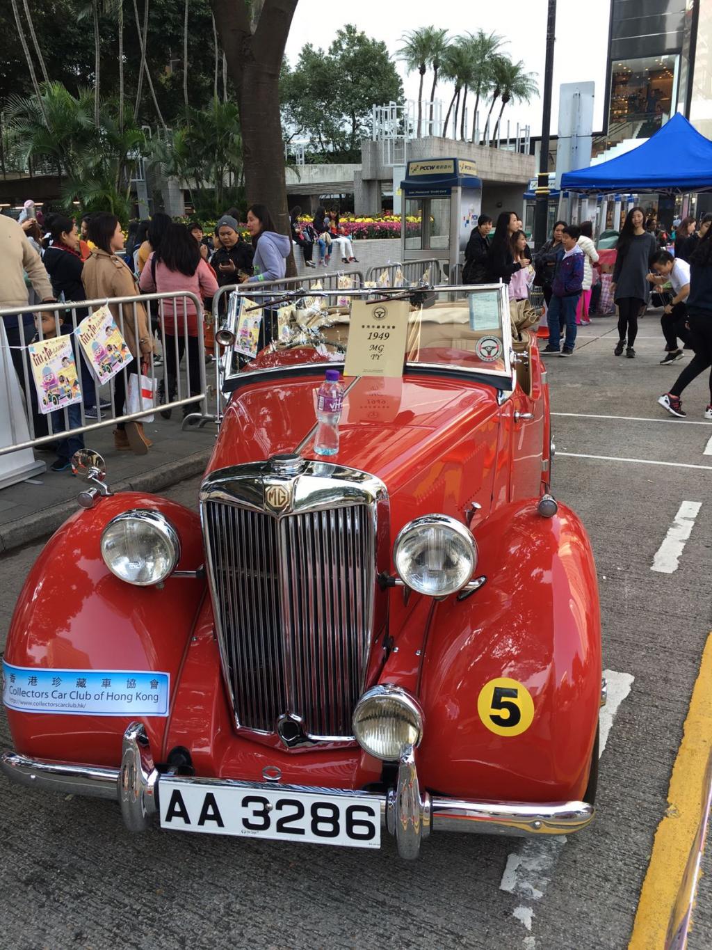 長者獲邀乘坐珍藏車遊中西區