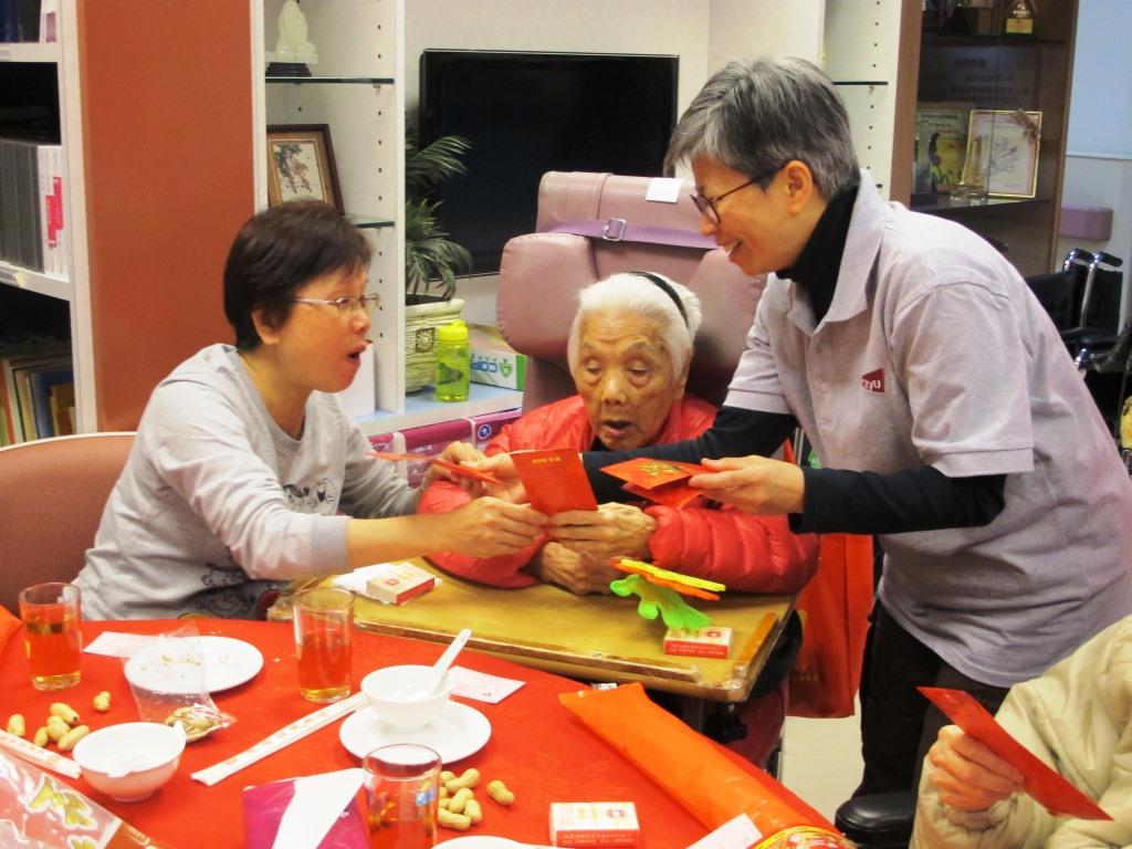 CityU volunteers visited elderly, greeting the Year of the Rooster