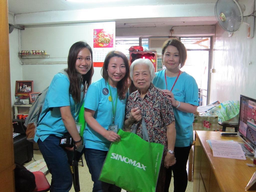 Corporate volunteers sent handmade mooncakes to elderly