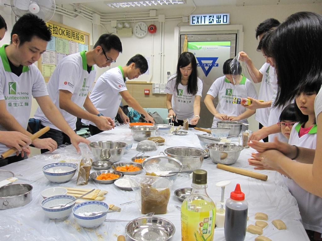 Corporate volunteers sent handmade mooncakes to elderly