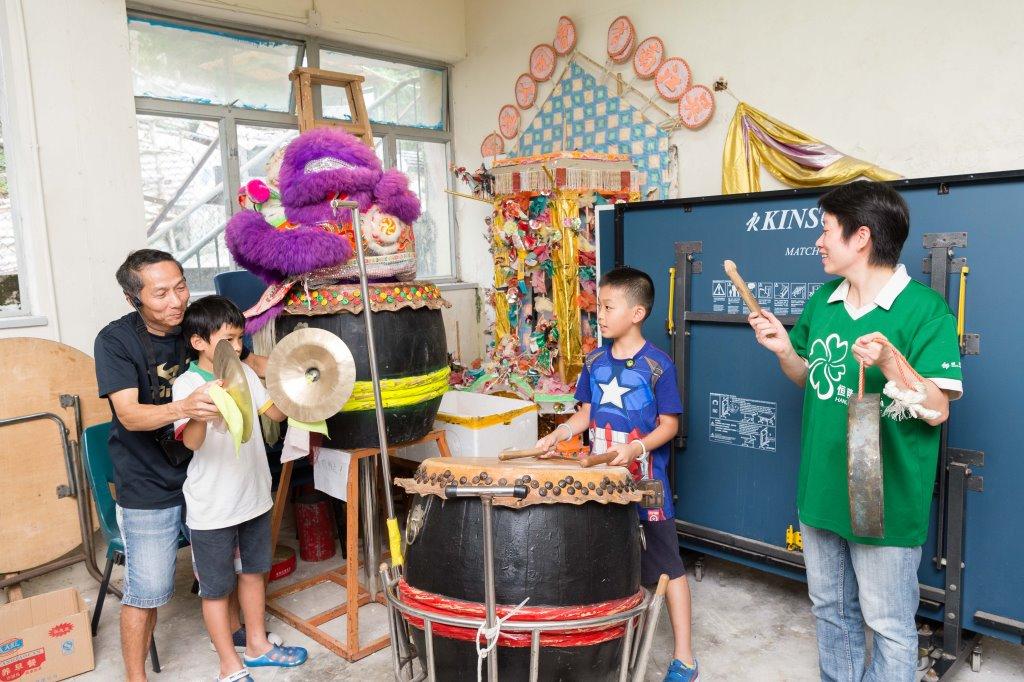 Hang Lung volunteers accompanied kids to craft fire dragons