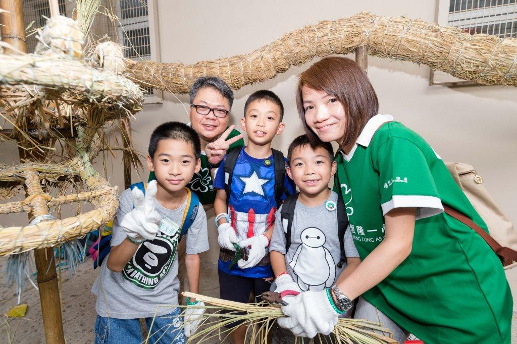 Hang Lung volunteers accompanied kids to craft fire dragons
