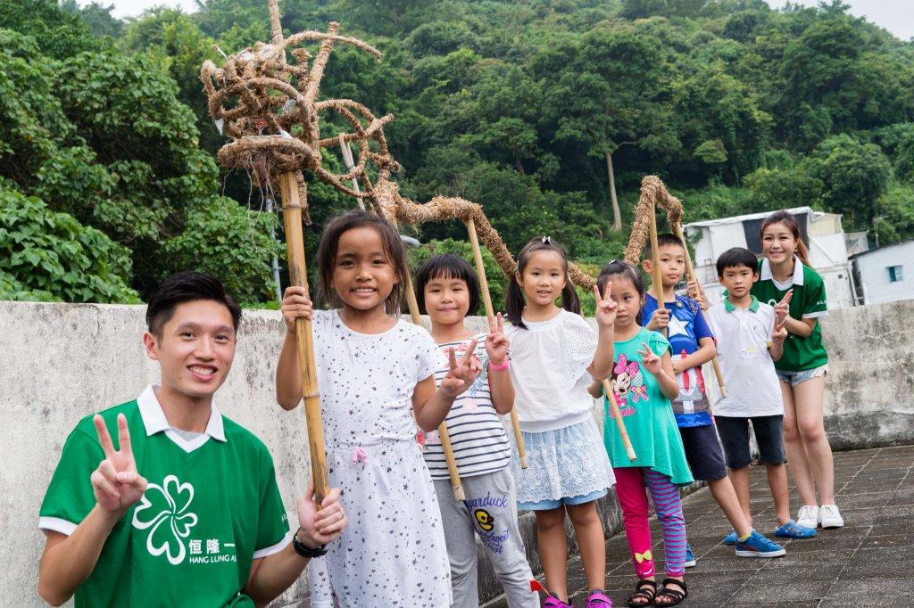 Hang Lung volunteers accompanied kids to craft fire dragons