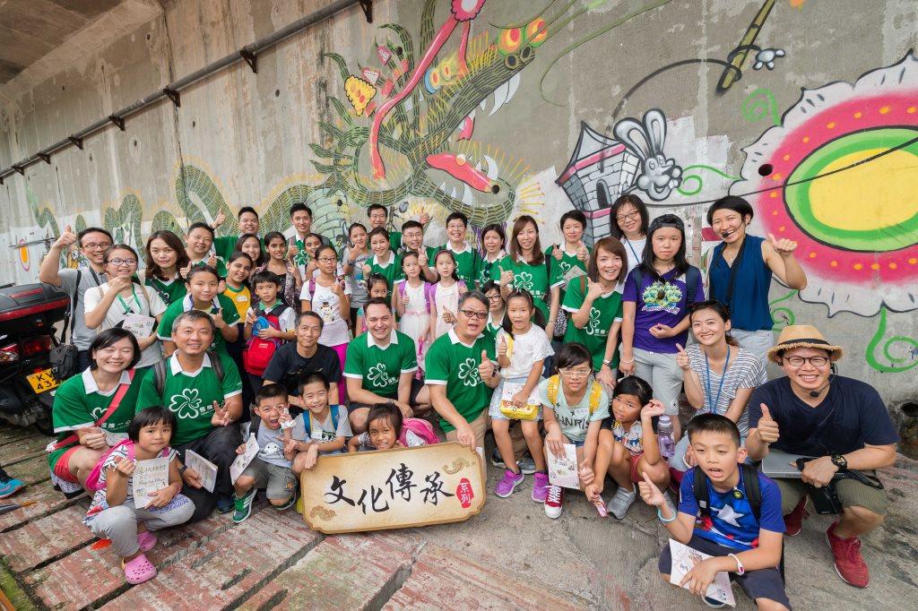 Hang Lung volunteers accompanied kids to craft fire dragons