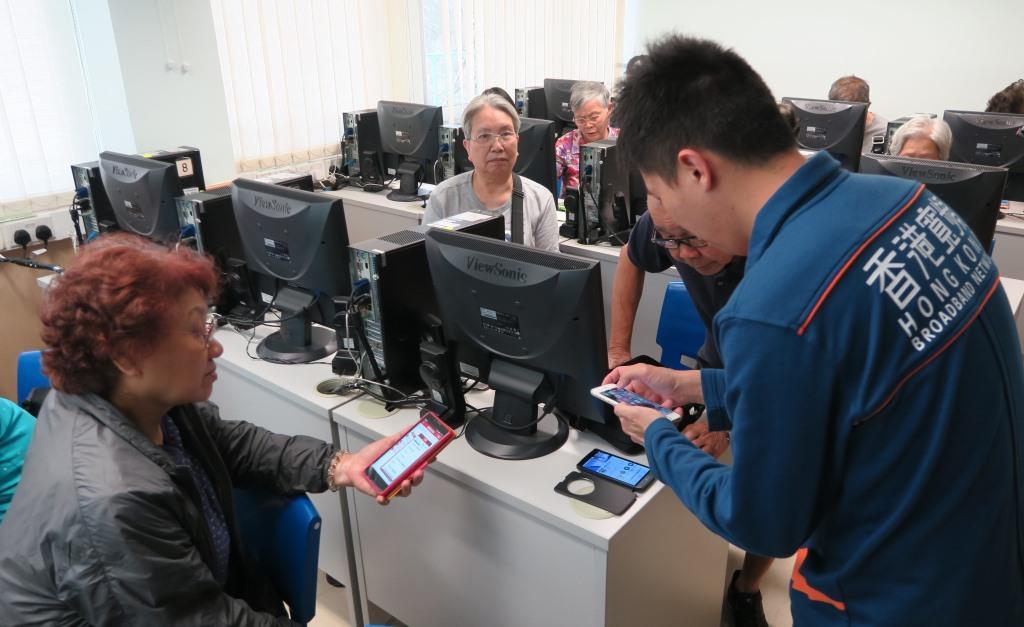 HKBN organised smartphone workshops for elders
