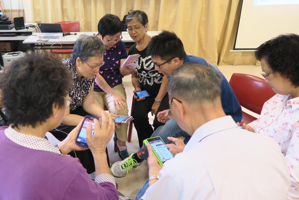 香港寬頻辦長者智能手機課程