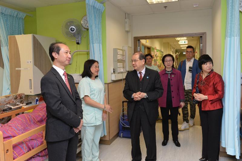 Matthew Cheung visited elderly to extend Lunar New Year greetings