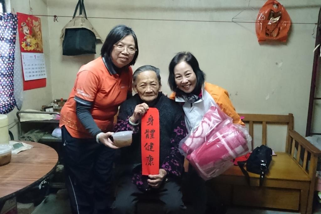 NWS Holdings’ volunteers visited elders living in Sheung Shui