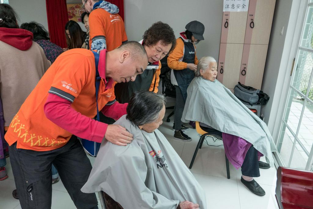 NWS Holdings’ volunteers visited elders living in Sheung Shui