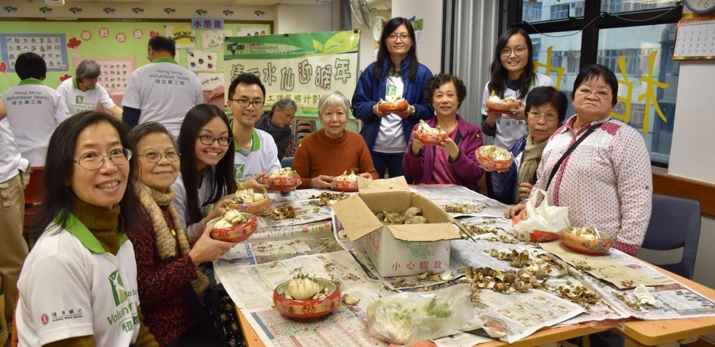Hang Seng volunteers and elderly prepared narcissi for CNY