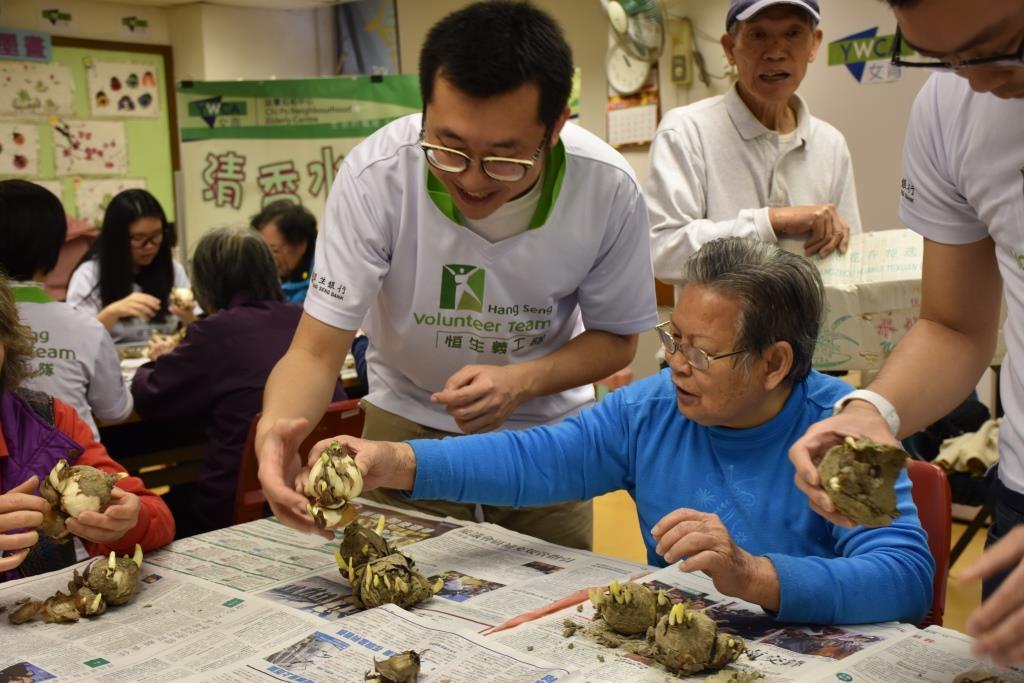 恒生義工與長者割水仙迎猴年