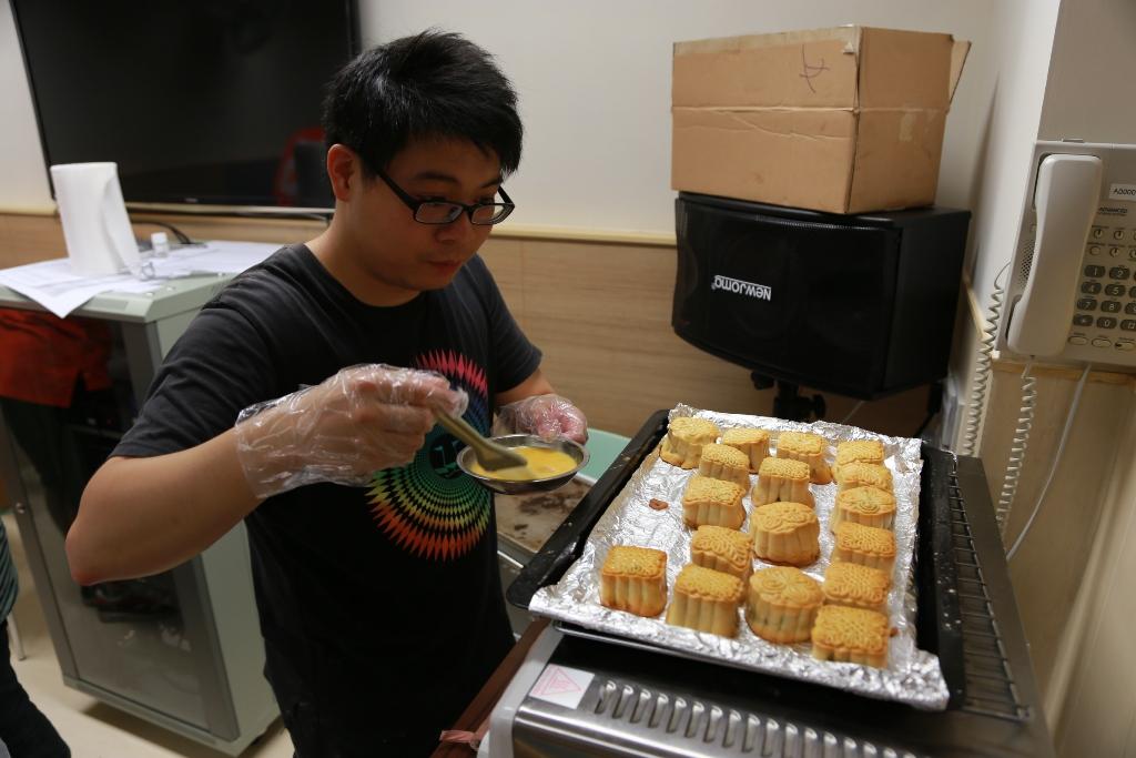 Corporate Volunteers Learnt to Make Mooncake for Elderly
