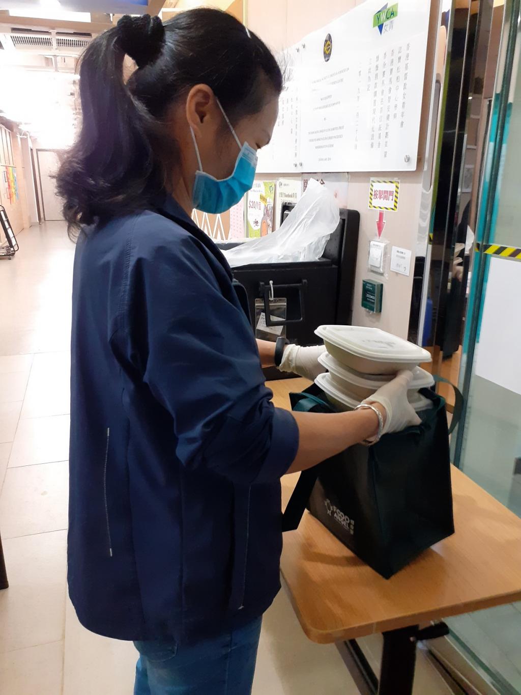 義工包裝速凍餐膳以供外賣。