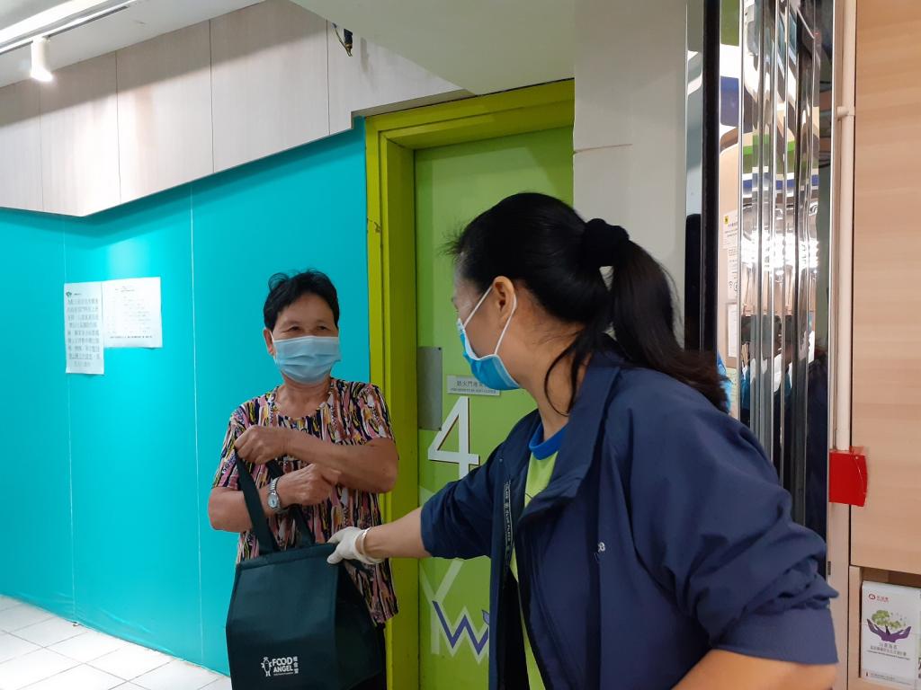 義工向長者派發速凍餐膳回家享用。