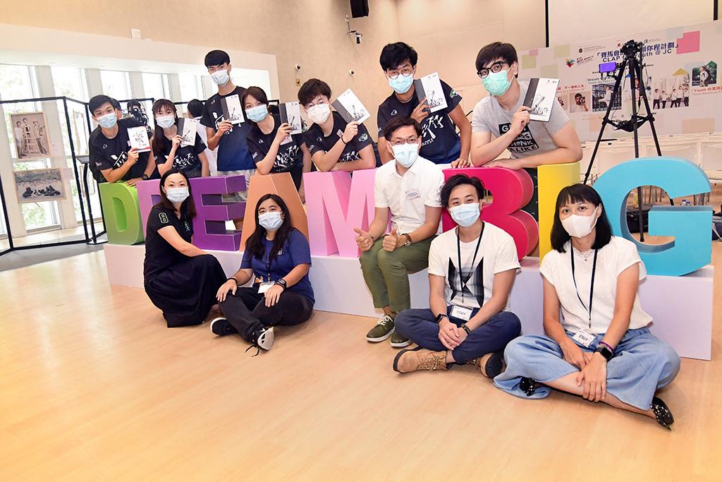 11 young people formed "Yeah Guys" to promote "workout anytime, anywhere".