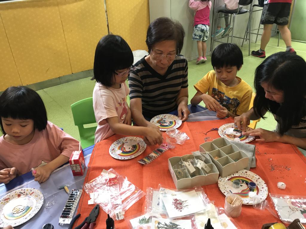 Parents joined art jamming class with their kids. 