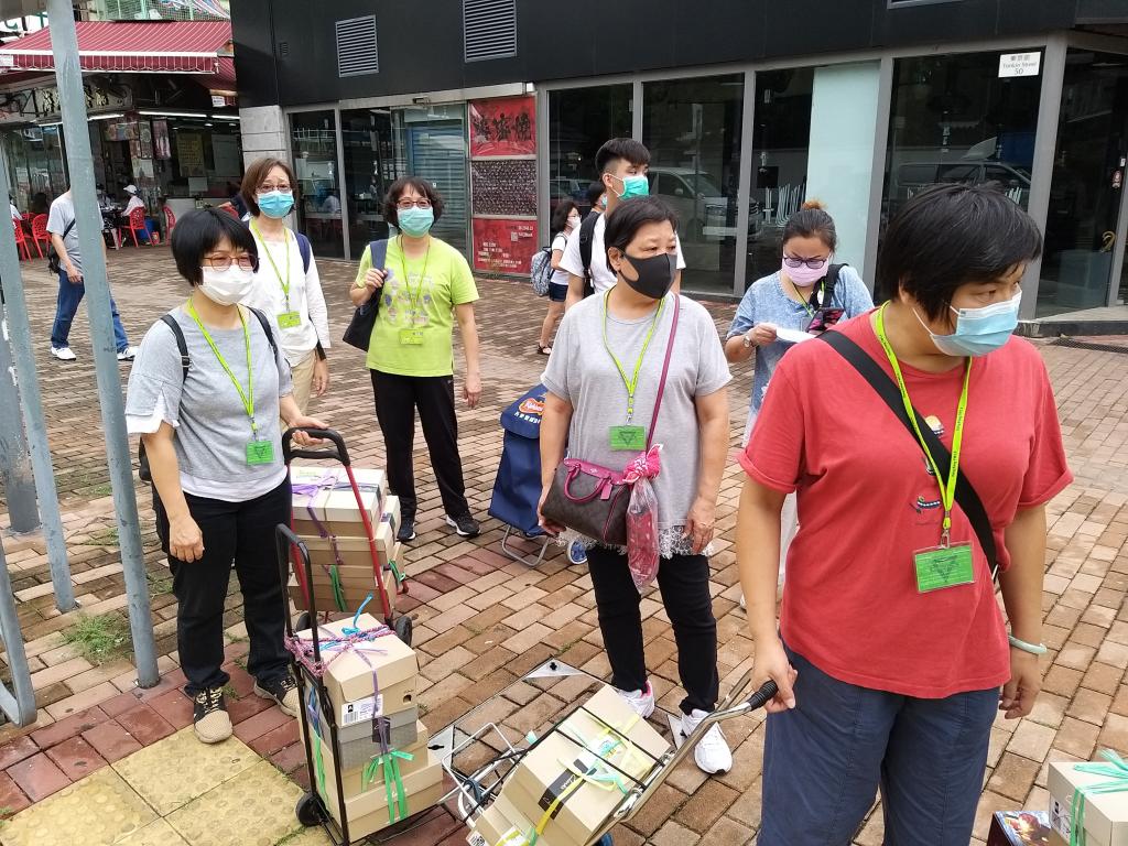 女青義工出心出力為有需要人士派發物資。