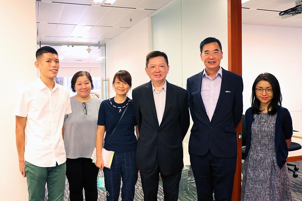 曾任公立醫院內科顧問醫生的江明熙於網上講座後與職員合照。