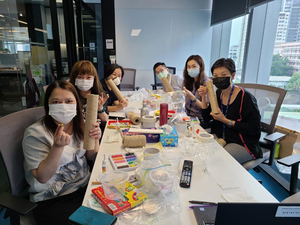 安盛慈善基金義工為基層家庭親手製作「心靈加油繪本」及「雨聲筒」。