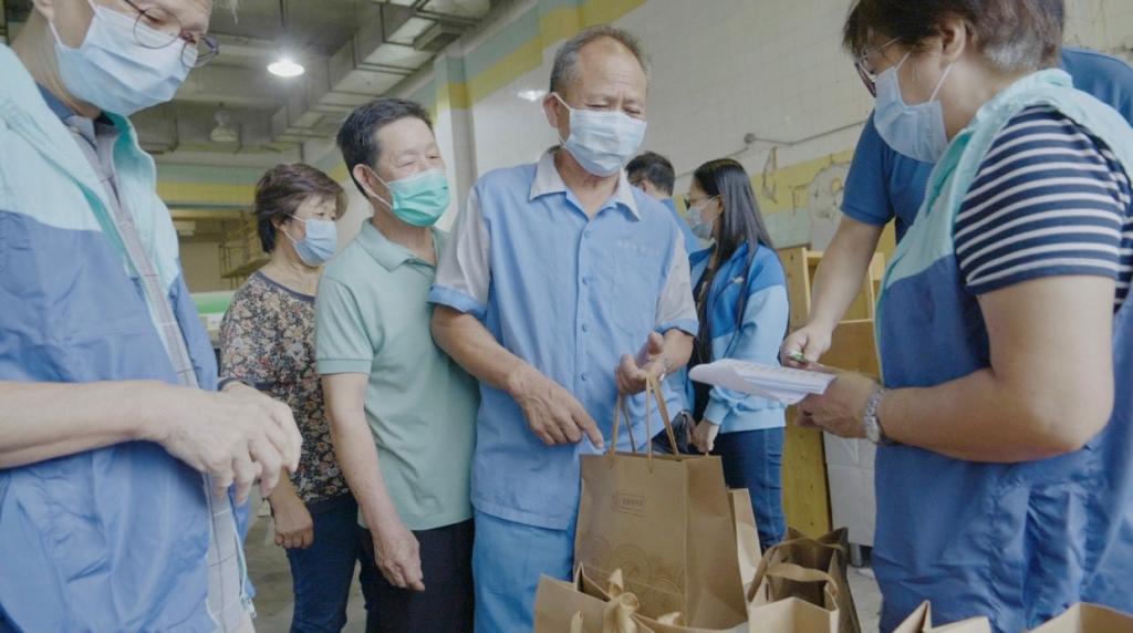 本會為清潔工人送上「全麵關心你」一盒。