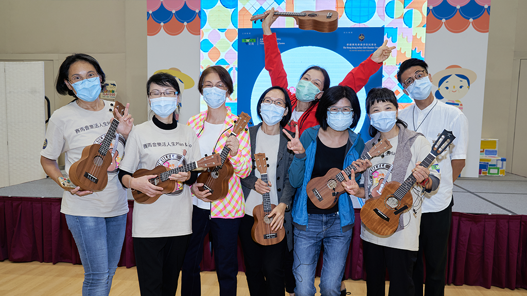 8名學員在閉幕禮上表演烏克麗麗彈奏
