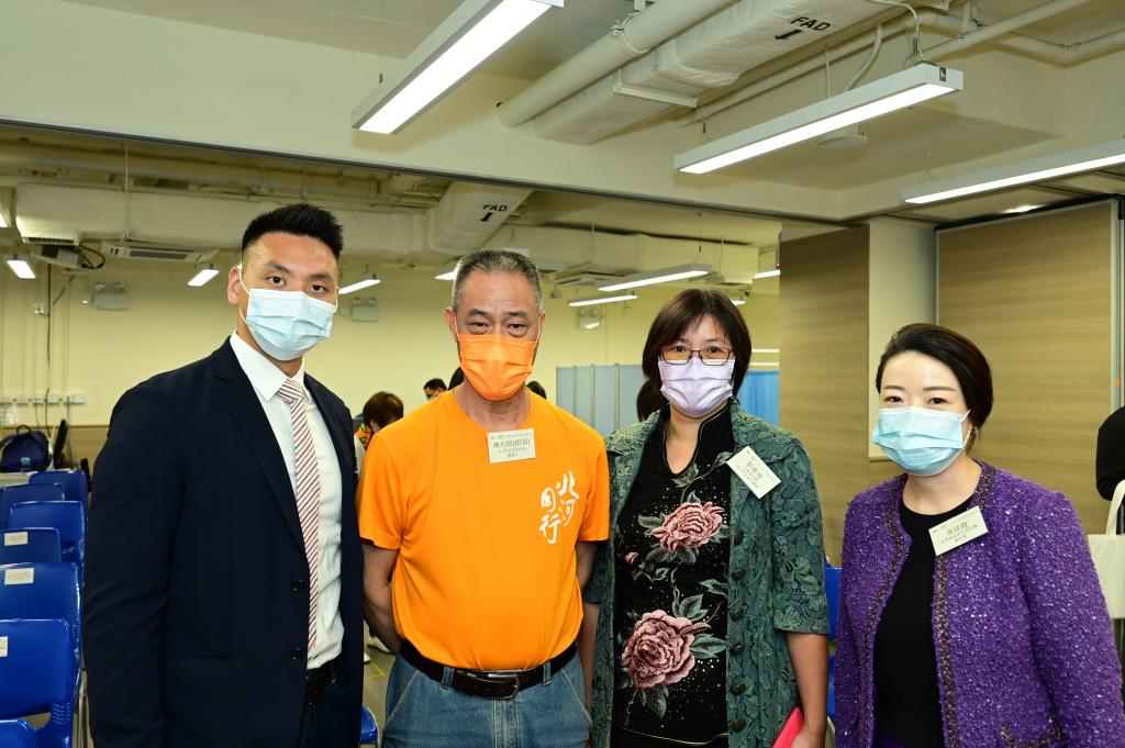 女青總幹事楊建霞與鄒鳳梅女士及合作伙伴合照，感激不同界別的支持及付出加強了區內的交流和協作。