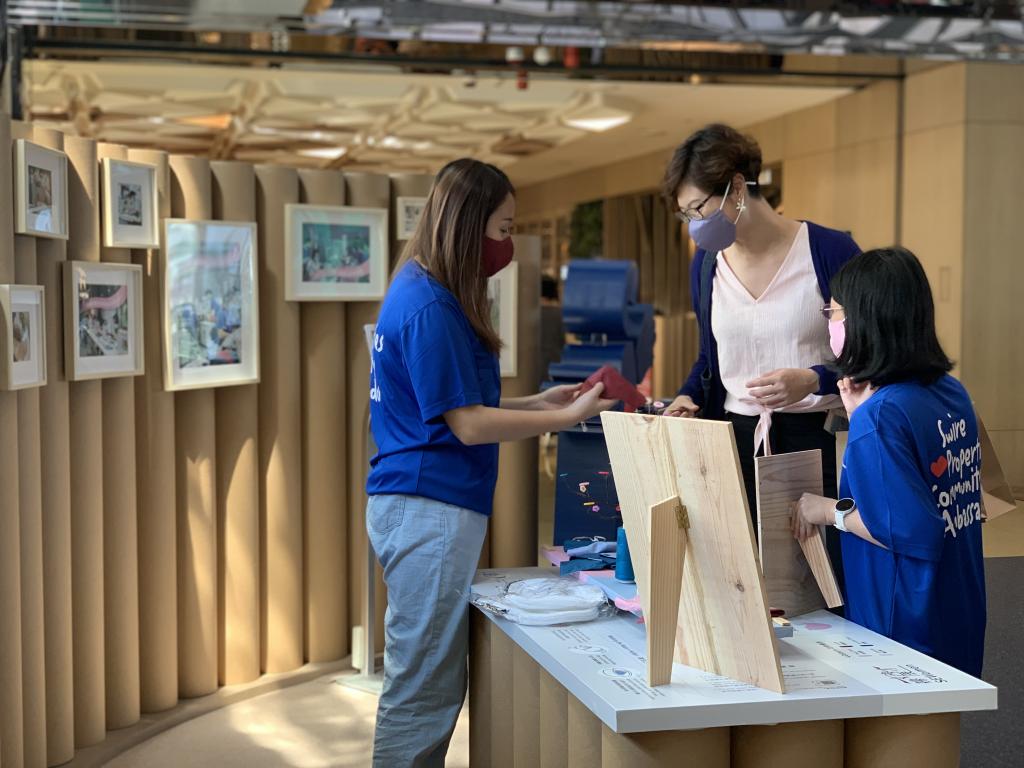 青年為顧客介紹「婦女展才可重用口罩」。