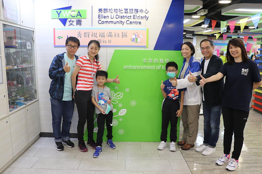 一批市民到訪位於北區的秀群松柏社區服務中心並於招牌前拍照留念。