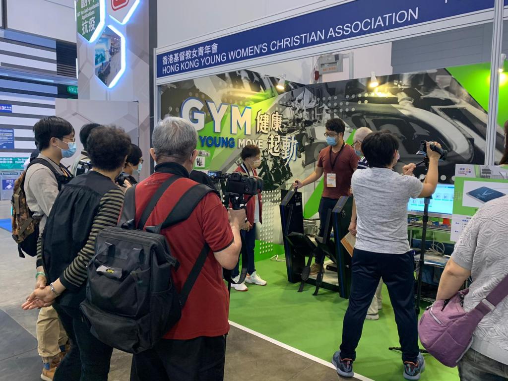 女青樂齡科技博覽展位吸引了大批市民參觀。