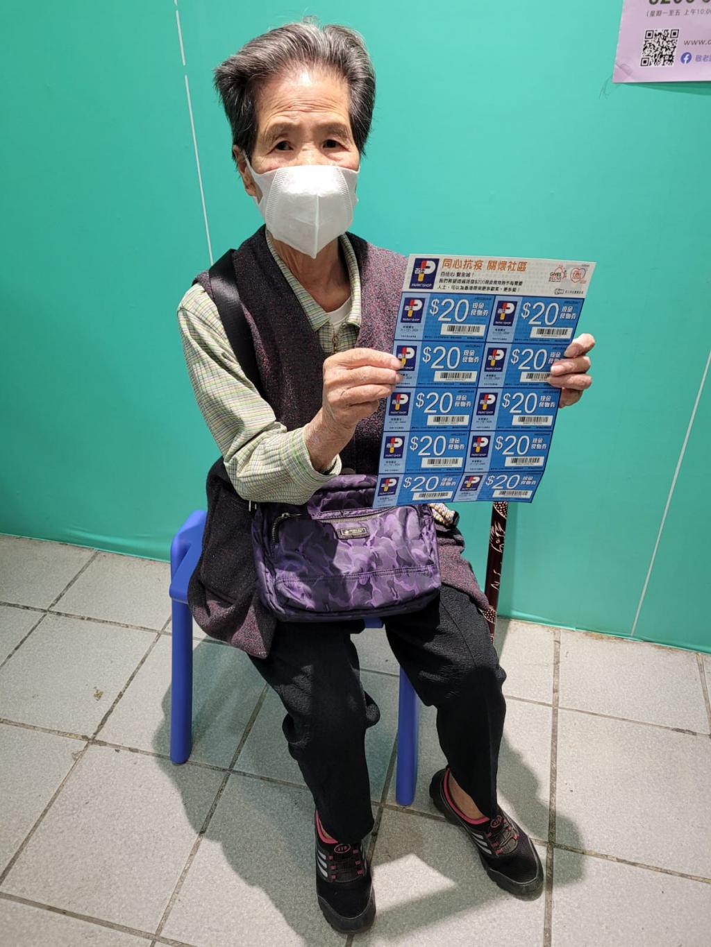 基層長者收到百佳食物券，表示可助緩解生活需要。 