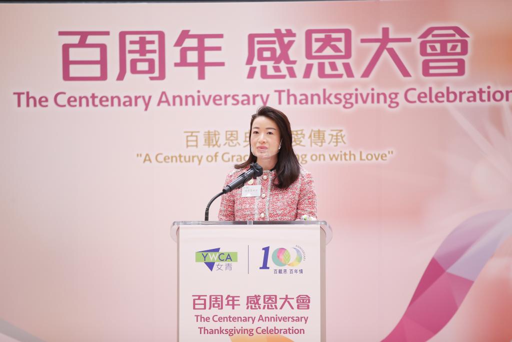 女青總幹事楊建霞女士於女青百周年感恩大會中致辭。