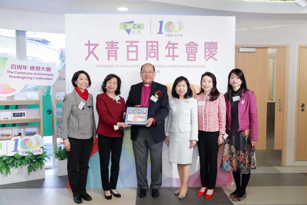 為了感謝香港聖公會鄺保羅大主教出席會慶感恩大會，女青會長杜淑婉女士與女青代表致送紀念品予鄺大主教，並合照留念。