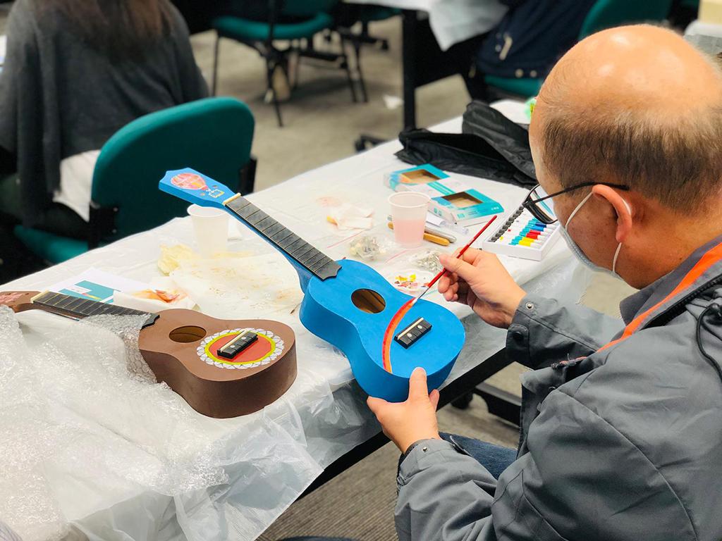 其士集團義工跟隨手作38C導師學習繪製Ukulele。