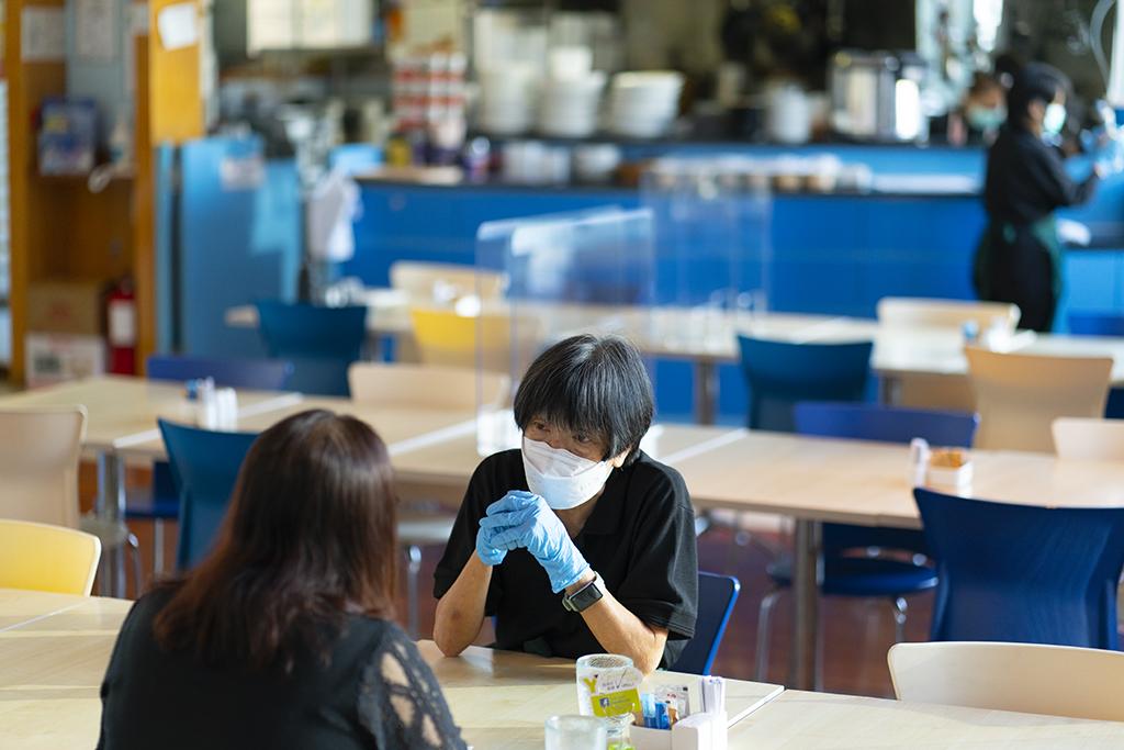 吳翠添在園景軒餐廳接受訪問，建議身體健康的長者退休後繼續貢獻社會。