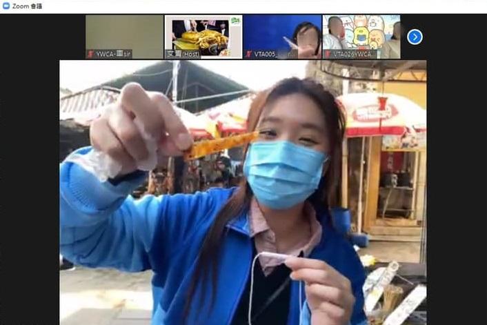 導賞員介紹大澳多款特色街頭美食。