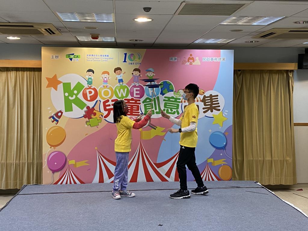 有參與「K POWER兒童創意市集」的小朋友表演雜耍。