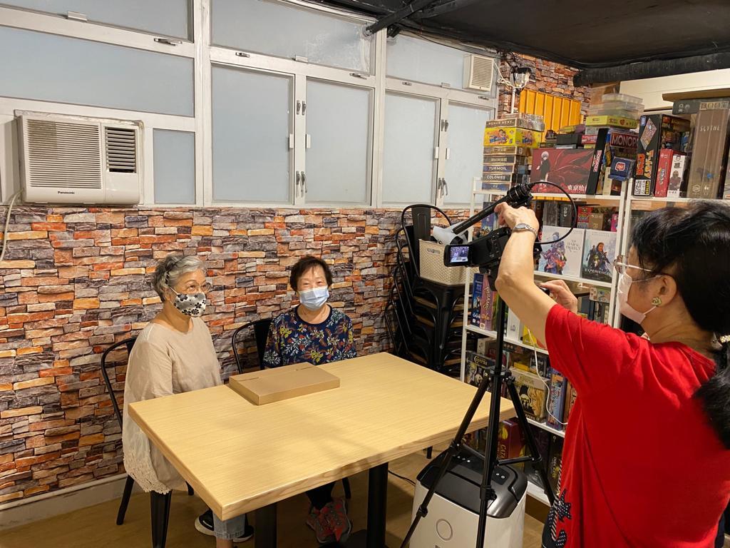 「爺爺嫲嫲YouTuber」計劃的參加者認真拍攝影片。