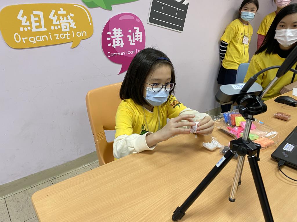 有小導師透過網上直播教導小朋友制作DIY玩具。