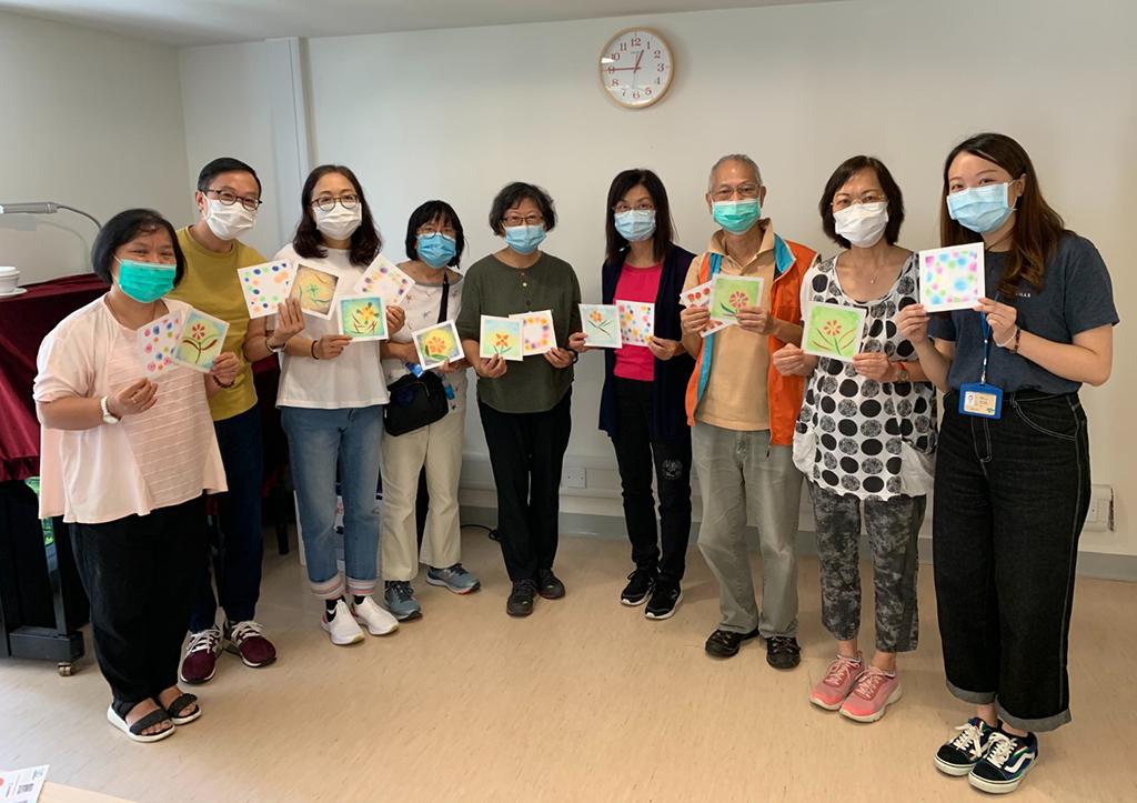 有市民透過參與工作坊認識女青之餘，亦購買愛心券支持本會自資長者服務單位。
