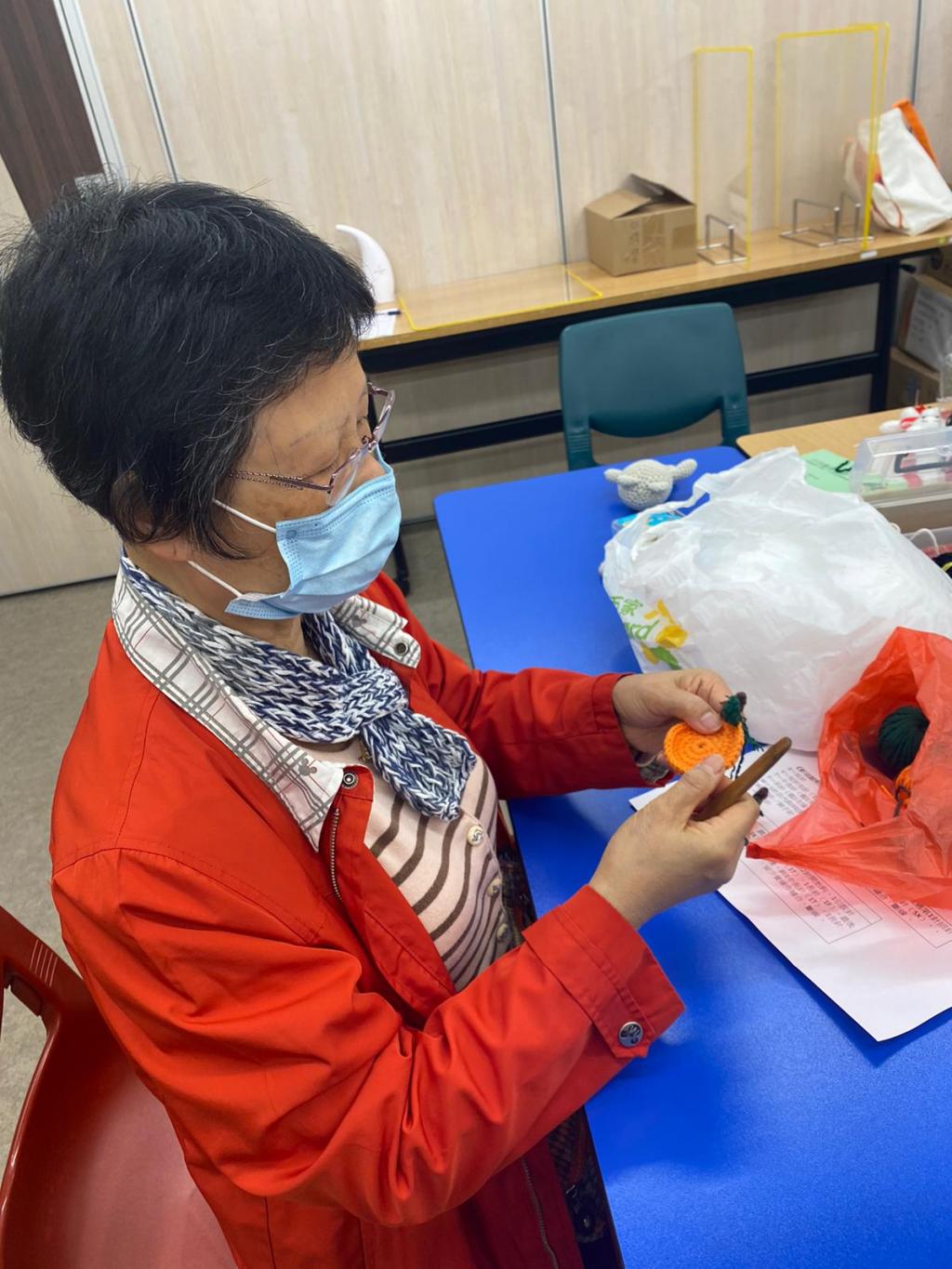 長者義工用毛冷織出可愛造型的公仔。