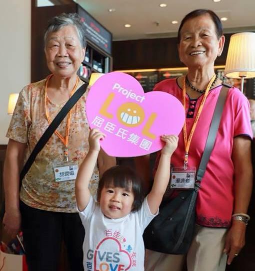 PARKnSHOP volunteer team accompanied elders to go sightseeing at the Peak