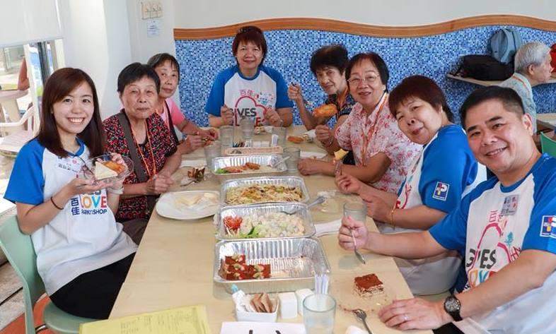 PARKnSHOP volunteer team accompanied elders to go sightseeing at the Peak