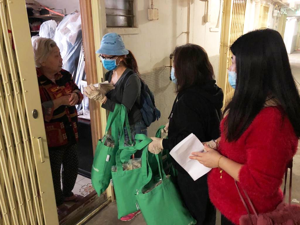 女青長青松柏中心員工將健康福袋送至區內的基層長者手中。