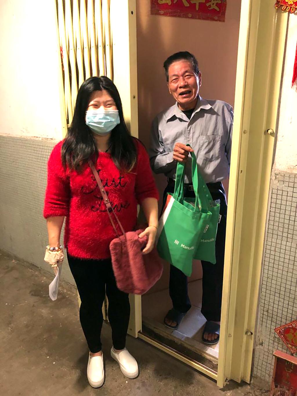 一名男長者接過健康福袋後笑逐顏開。
