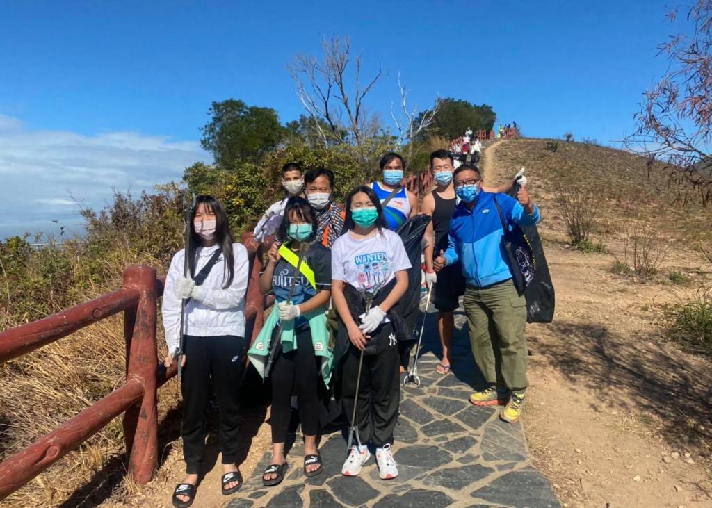 大澳女青動員青年義工上山清理垃圾。