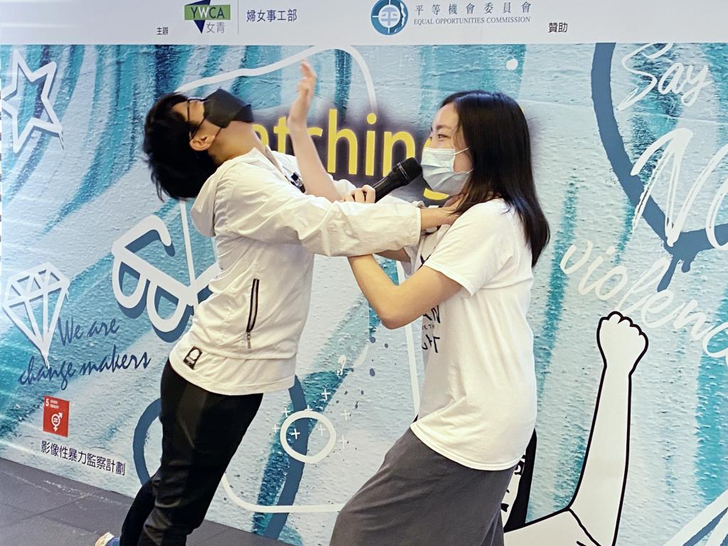 有學員示範女子自衛術。