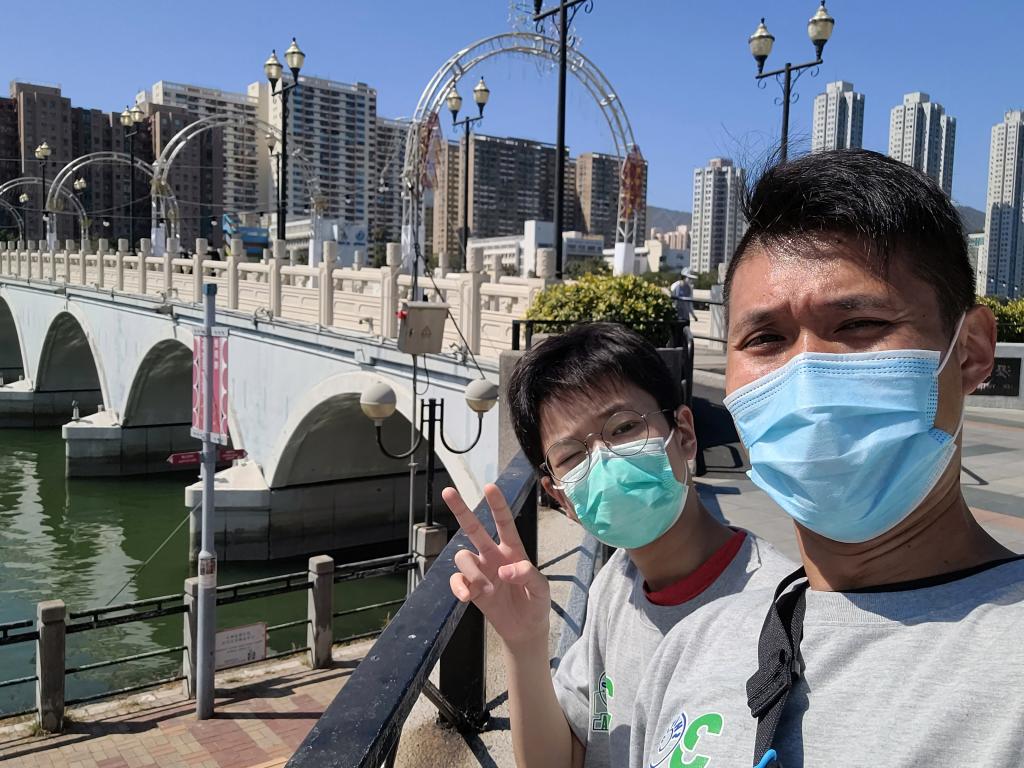 參加者到訪沙田區名勝沙燕橋「打卡」。