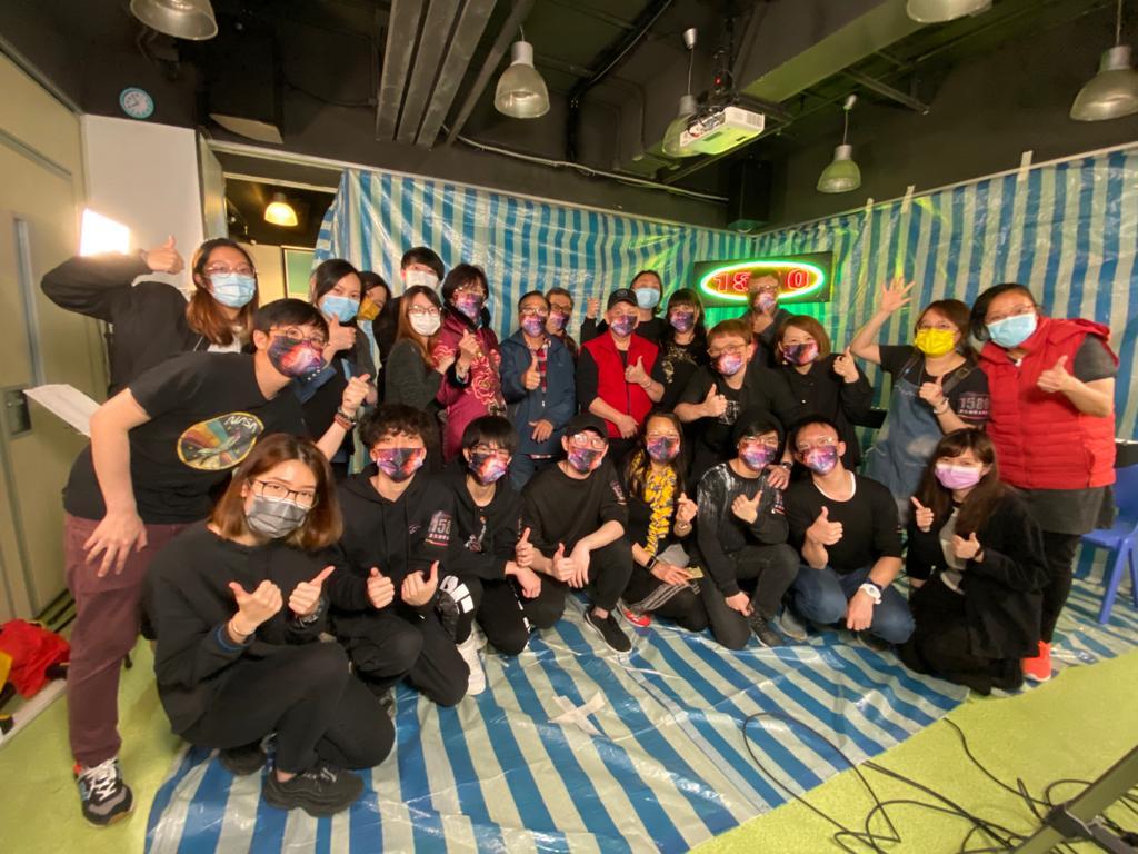 青年樂隊Chillers與耆年樂隊Galaxy完成演唱會後與女青西環松柏中心職員合照。